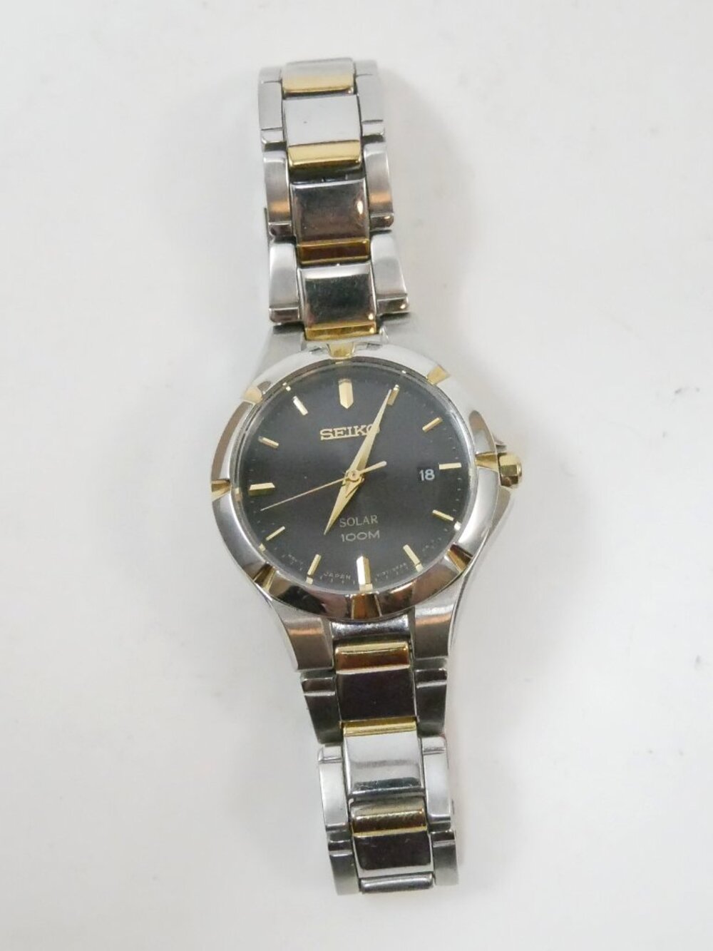 Seiko v137-0CH0 Two Tone Water Resistant Solar 100M Watch Silver Gold *Excellent